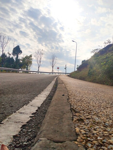 空旷道路与碎石景观