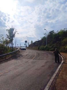 蜿蜒公路旁的自然景致
