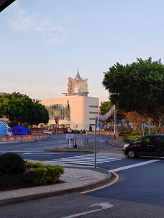 城市街道旁的建筑景观