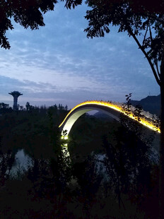 夜幕下的拱形桥景观