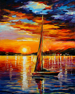 夕阳下的海面帆船美景