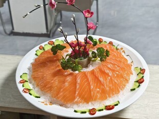 精美摆盘的三文鱼刺身