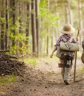 森林中徒步的背包旅行者