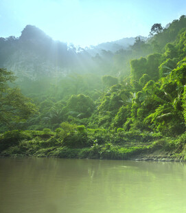 青山绿水间的静谧湖景