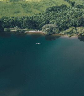 俯瞰清澈湖水与周边植被