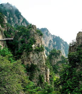 奇峰峻岭间的绿意景致