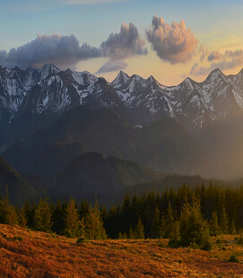 壮丽山景夕阳下的山峦森林