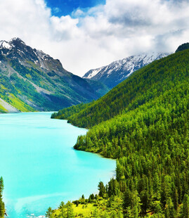 美丽山间蓝湖风景