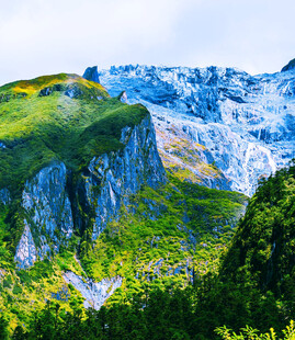 壮丽青山与远处冰川景观