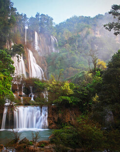 山间壮丽瀑布与繁茂植被