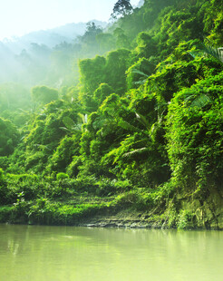 青山绿水间的静谧湖景