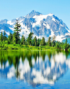雪山湖泊美景相映成趣
