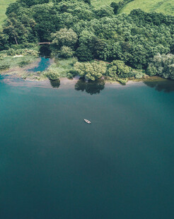 俯瞰葱郁山林环绕的碧水