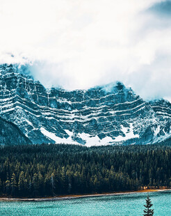 雪山下的静谧蓝色湖泊