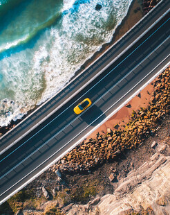 沿海公路上的黄色汽车