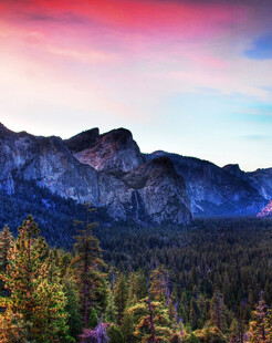 壮丽山林间的绚烂天空