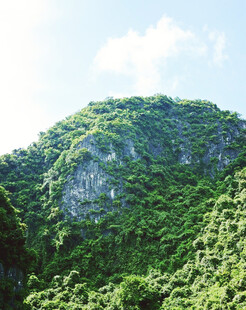 翠绿山峦自然绿野风光