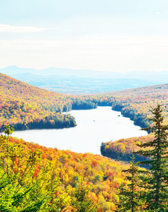 秋日山林间的静谧湖泊