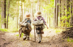 林间骑行的快乐孩童