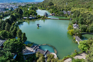 亚洲中国云南丽江黑龙潭夏日风光