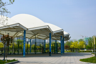 户外白色穹顶景观建筑