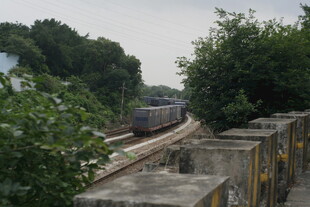 铁轨旁穿行的列车