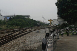 铁路旁的防护栏与周边景致
