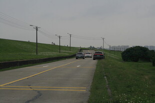 公路上行驶的多辆汽车