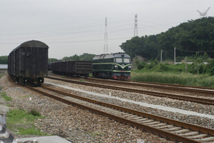 铁轨上的货运列车