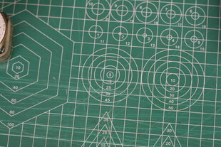 绿色切割垫板上的图案