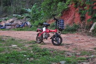 野外停放的红色电动自行车