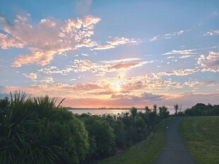 夕阳下的田野小路美景