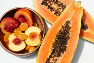 新鲜木瓜与水果拼盘