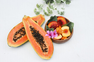 新鲜木瓜与水果花卉摆盘