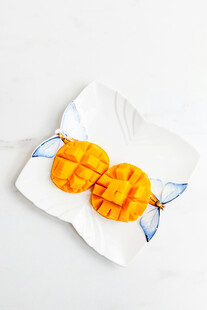 白色盘上的切块新鲜芒果