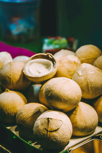 新鲜椰子堆叠售卖