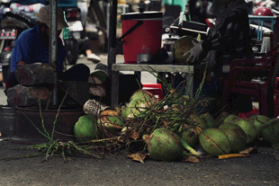 街头售卖的新鲜椰子