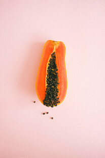 切开的木瓜展示内部籽