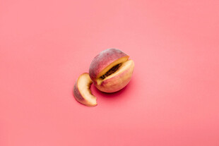 粉色背景上的开心果