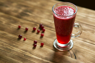 木桌上的蔓越莓红色饮品