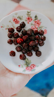 瓷盘上的新鲜红樱桃