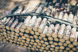 成捆木材整齐堆放