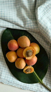 绿叶上摆放的新鲜桃子