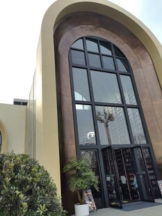 弧形玻璃建筑外观