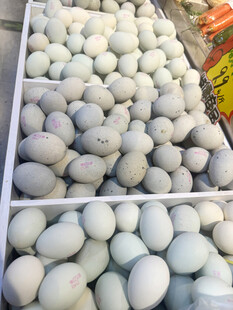 货架上摆放的大量蛋类