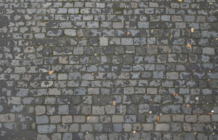 石板铺就的古朴路面