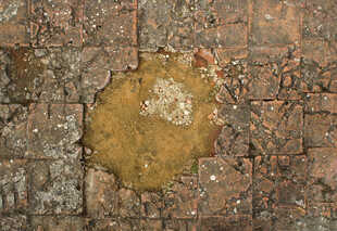 地面上的锈迹斑斑痕迹