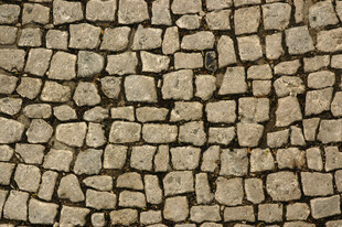 古朴石块铺就的地面纹理