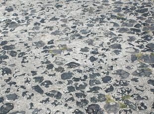 碎石铺就的路面纹理