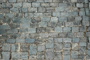 复古青石铺就的路面